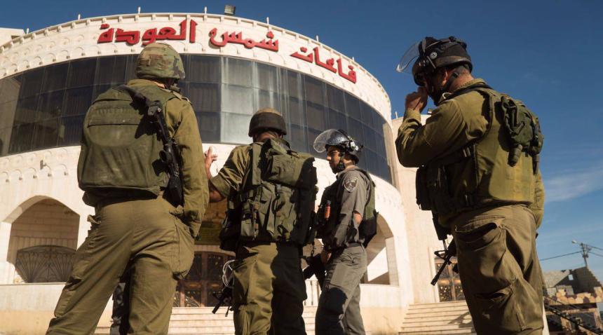 قوات الاحتلال تقتحم منازل ذوي الأسرى وتصادر أموالهم وتعتقل 14 فلسطينياً في القدس الشرقية