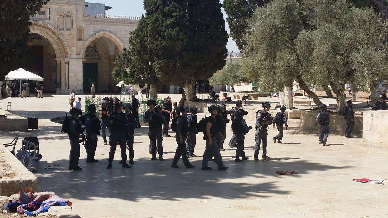 قوات الاحتلال تداهم المسجد الاقصى وسط دعوات المستوطنين لتنفيذ شعائر تلموذية داخله