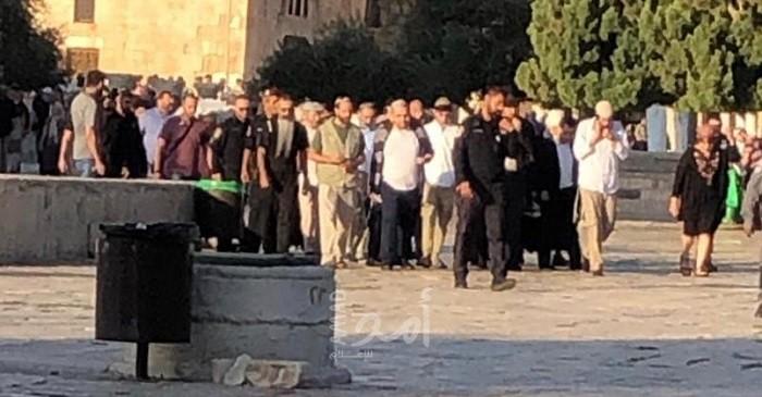 القدس: مستوطنون يقتحمون "الأقصى" بحراسةِ مشددة