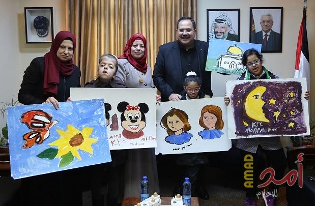 صيدم يستضيف ثلاث طالبات من غرفة مصادر "فيصل الحسيني" على مقعد الوزير