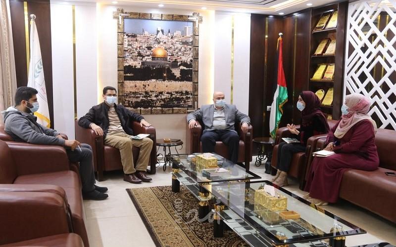 رئيس بلدية النصيرات يبحث تعزيز المسائلة المجتمعية ومشاركة المواطن في صنع القرار
