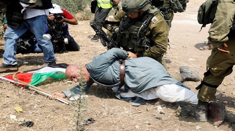 بالفيديو.. مسن فلسطيني يلقن قوات الاحتلال درسًا قاسيًا.. شاهد ماذا فعل؟