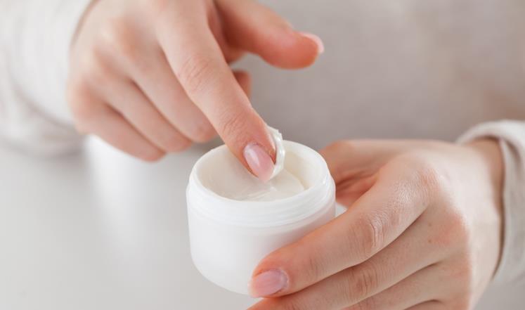 إتلاف كميات من مواد التجميل منتهية الصلاحية في بيت لحم