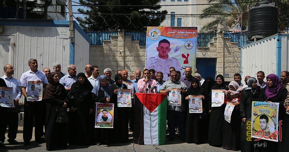 وقفة تضامنية للأسرى الإداريين المضربين عن الطعام بغزة