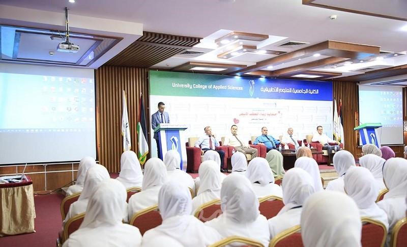 غزة: طلبة التمريض وعلوم الصحة بالكلية الجامعية للعلوم التطبيقية يؤدون القسم التمريضي
