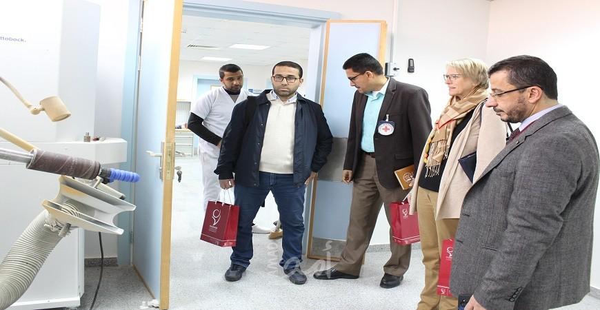 مستشفى حمد والصليب الأحمر بغزة يبحثان تطوير خدمة التأهيل والأطراف الصناعية