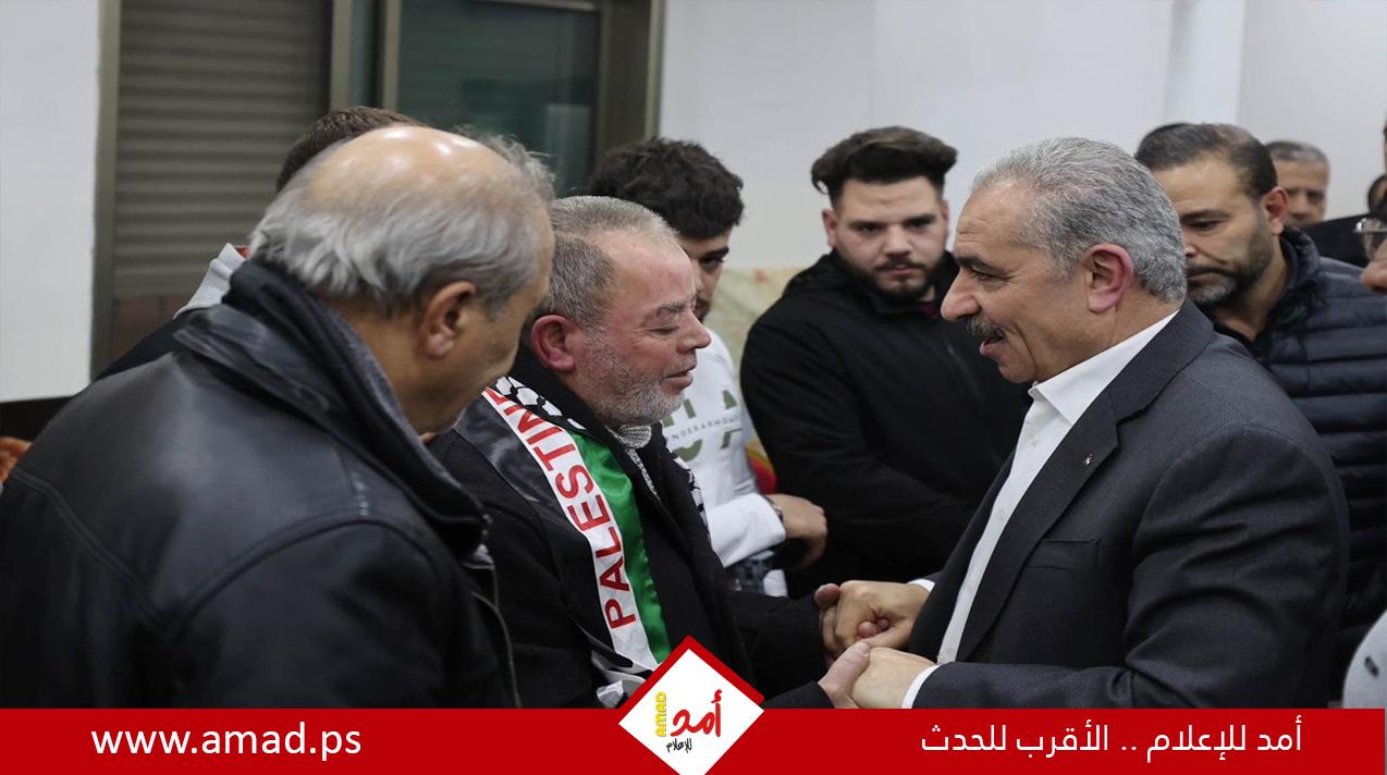 اشتية يقدم واجب العزاء بالشهيدين الشقيقين محمد ومهند مطير