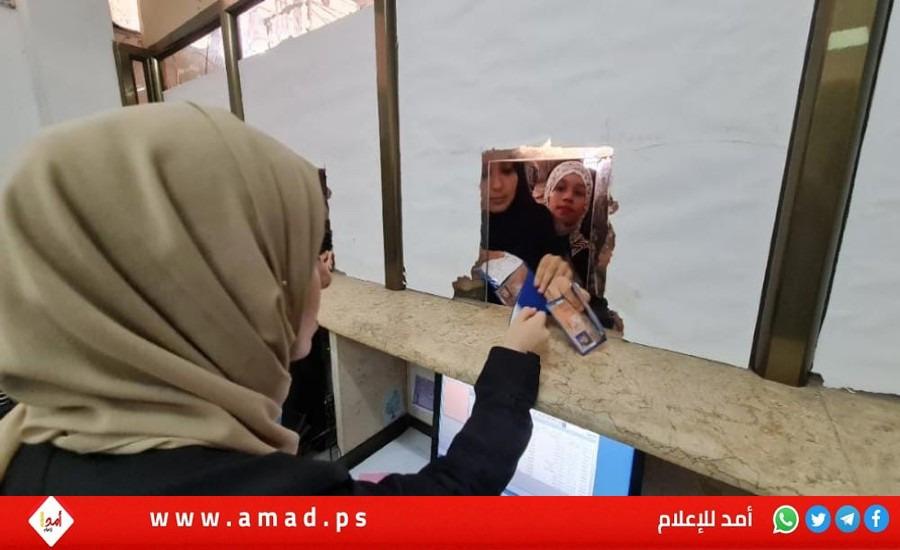 بدء تسليم موافقات لم الشمل بمقر الشؤون المدنية في غزة - صور
