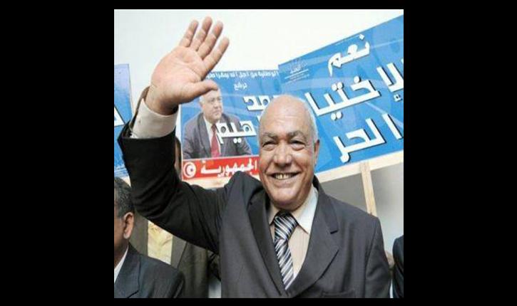 الرئيس عباس يمنح المناضل التونسي الراحل أحمد إبراهيم وسام نجمة الحرية