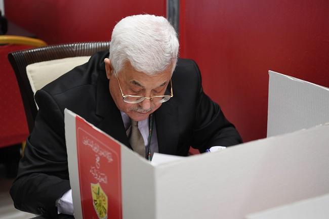 "رويترز": الرئيس الفلسطيني يعزز قبضته في انتخابات فتح