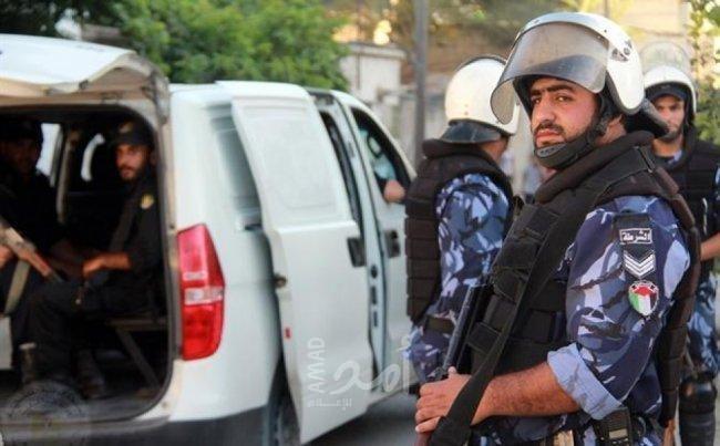 أجهزة السلطة في الضفة تعتقل محرراً وتستدعي آخر