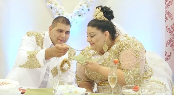 بالفيديو.. عرس غجري يتخلله مطر من الذهب والأوراق المالية