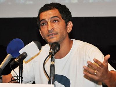 الفنان واكد يستهجن انشغال العرب بكأس العالم وتجاهل أحداث غزة