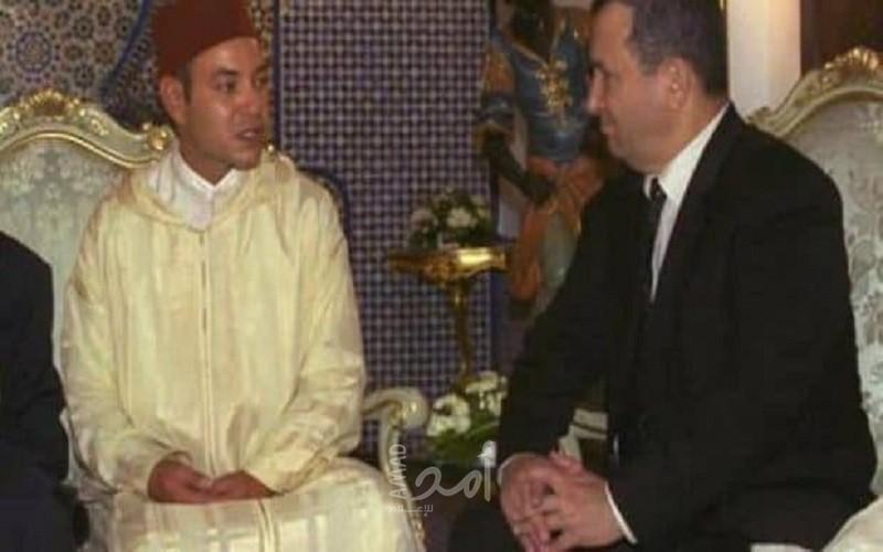 إيهود باراك ينشر صورة تجمعه بالعاهل المغربي قبل 42 عاما والهدية التي أحضرها له