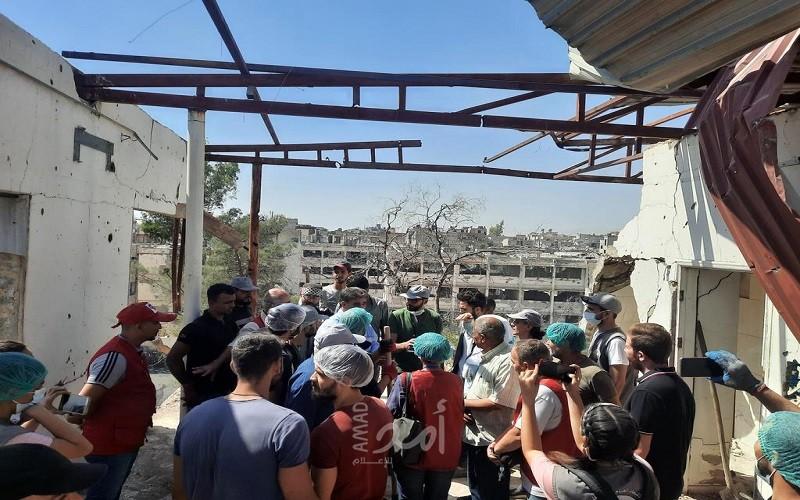 السفير عبد الهادي يتفقد مخيم اليرموك ويتطلع على أعمال إزالة الركام من منازل الأهالي 