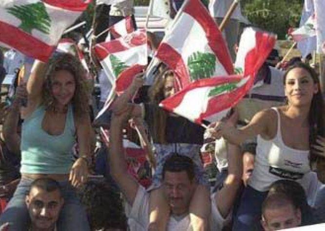 بالصور.. اللبنانيون..فرقتهم السياسة وجمعتهم "الزبالة " تحت شعار "طلعتم ريحتكم"!