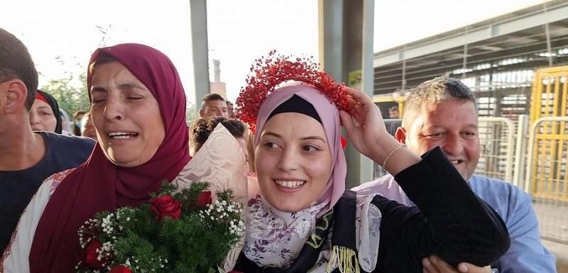 هيئة الأسرى تُهنئ المحررة أمل طقاطقة وتُؤكد حق الأسيرات بالحرية والحقوق الكاملة