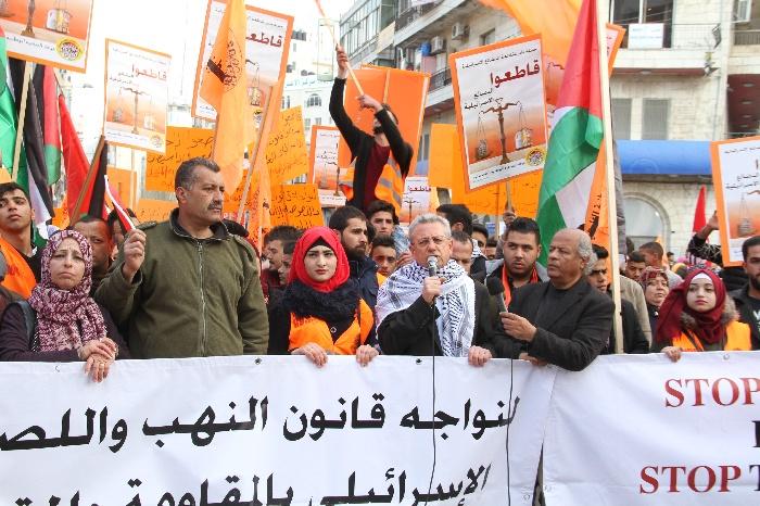 المبادرة في مسيرة حاشدة برام الله تعتبر قانون "التسوية" لصوصية وتدعو الى تشديد المقاطعة