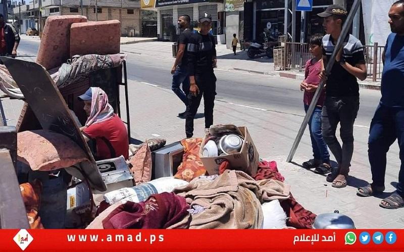بلا مأوى.. عائلة غزية تفترش الأرض بسبب سوء الأوضاع - صور