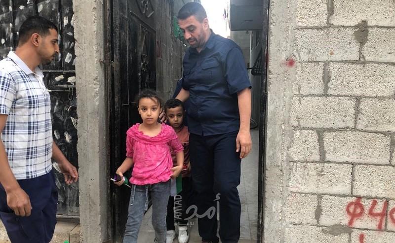 العثور على طفلين تم نسيانهم في شنتة سيارة بغزة- فيديو وصور