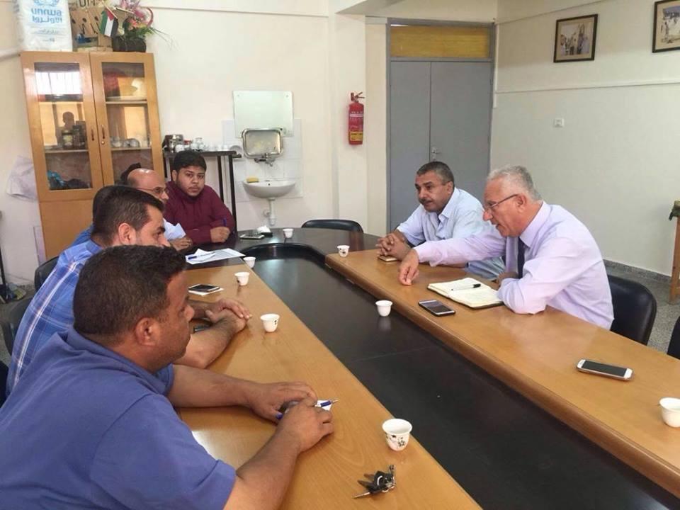 القوى الوطنية والإسلامية تلتقي مع مدير وكالة الغوث برفح وتناقش معه قضايا اللاجئين