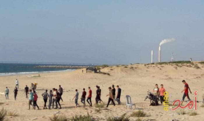 بالصور.. إطلاق قنابل الغاز والنار تجاه متظاهرين على شاطئ بحر شمال قطاع غزة