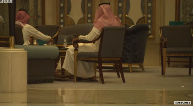"عكاظ": إطلاق سراح محتجزين في "الريتز" بينهم مسؤول سعودي سابق