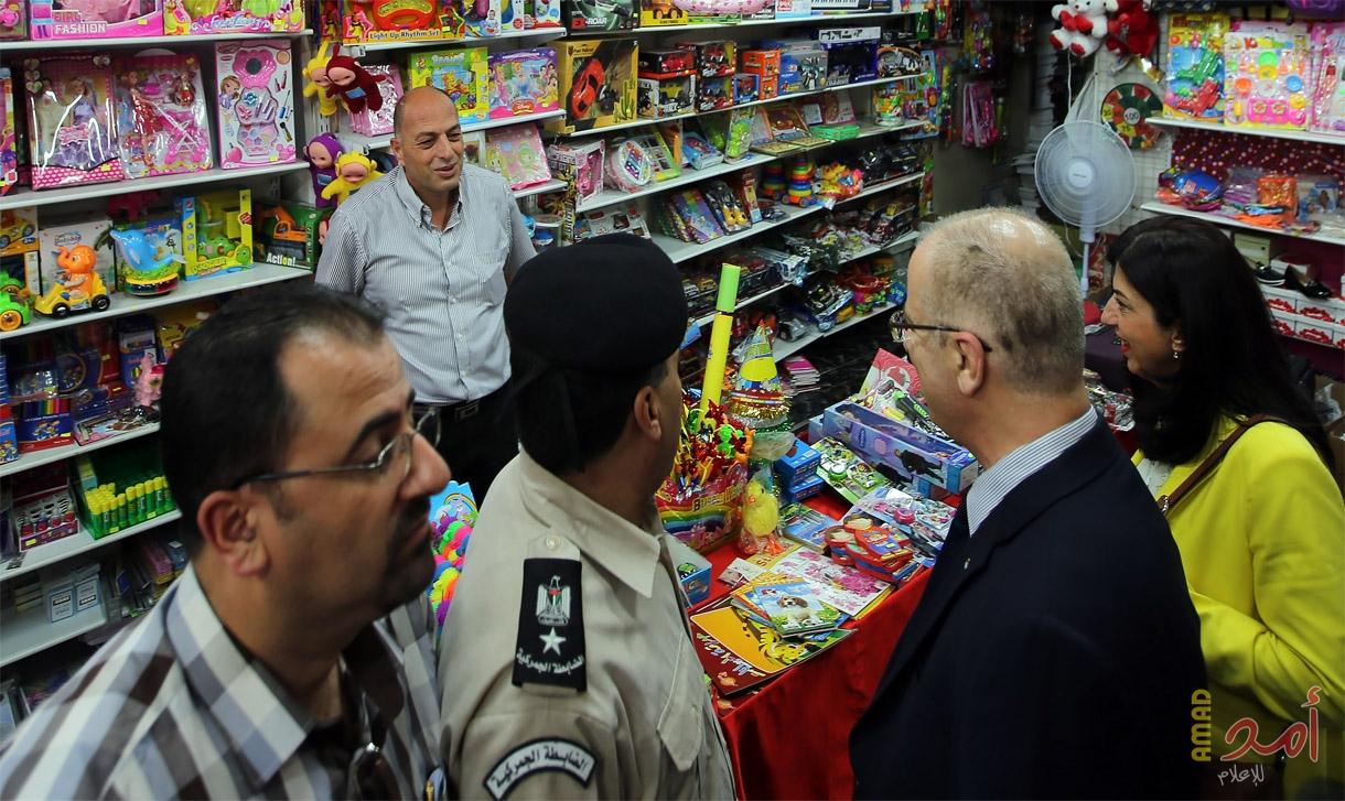 بالصور .. الحمد الله يتفقد السوق القديمة ويوعز للمحافظة بالعمل على حل أزمة المياه والكهرباء في المدينة