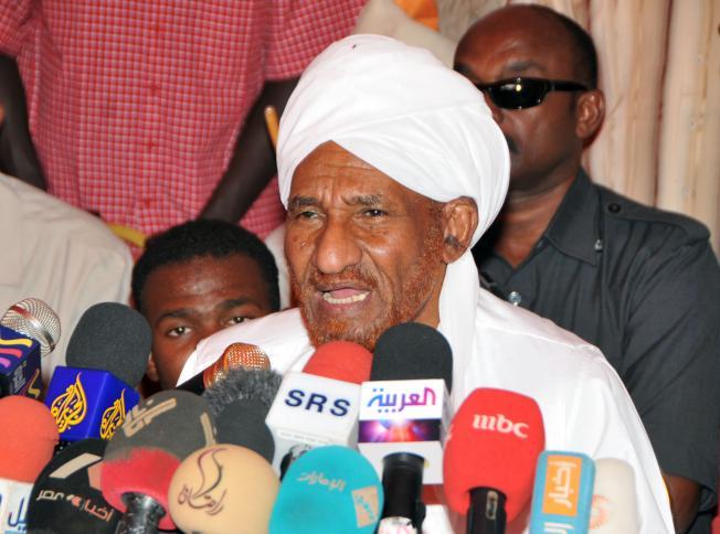 الصادق المهدي يعود الى السودان بعد عامين من النفي