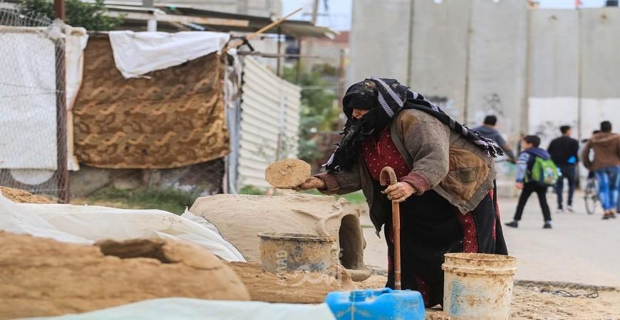 خاص لـ "أمد".. "أم خالد النجار" سبعينية امتهنت صناعة "أفران الطين" في غزة لتوفر قوت عائلتها