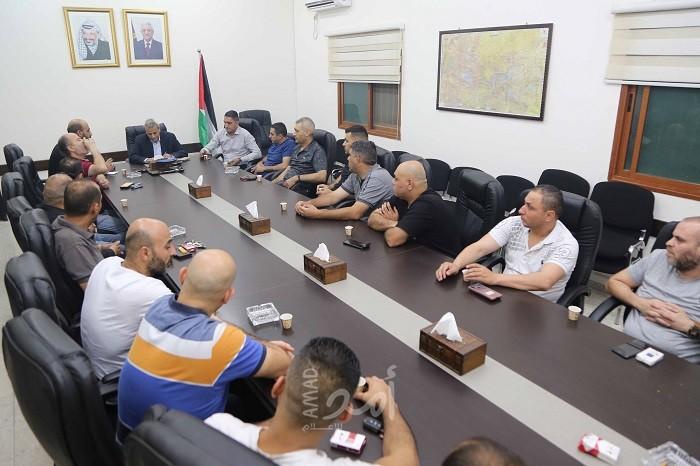 محافظ قلقيلية يلتقى ممثلين عن "الأسرى والمحررين وأسر الشهداء"