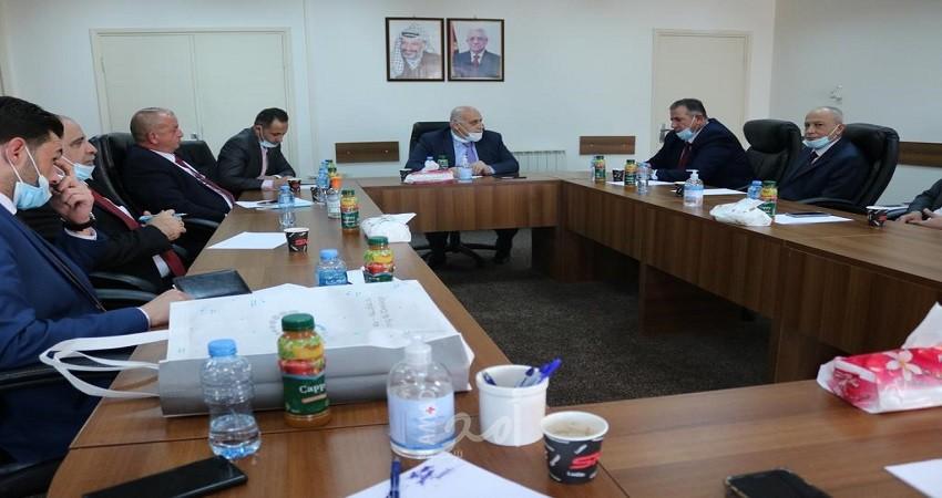 الخليل: وزارة العمل ونقابة تجار الملابس تبحثان سبل التعاون المشترك