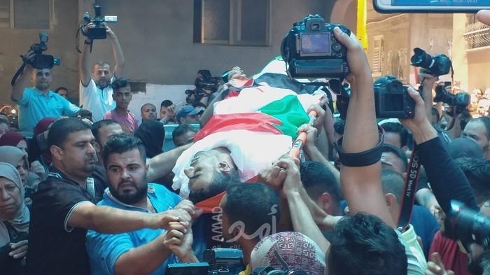 بالفيديو والصور- جنازة شعبية للشهيد المسعف "محمد الجديلي" وسط قطاع غزة