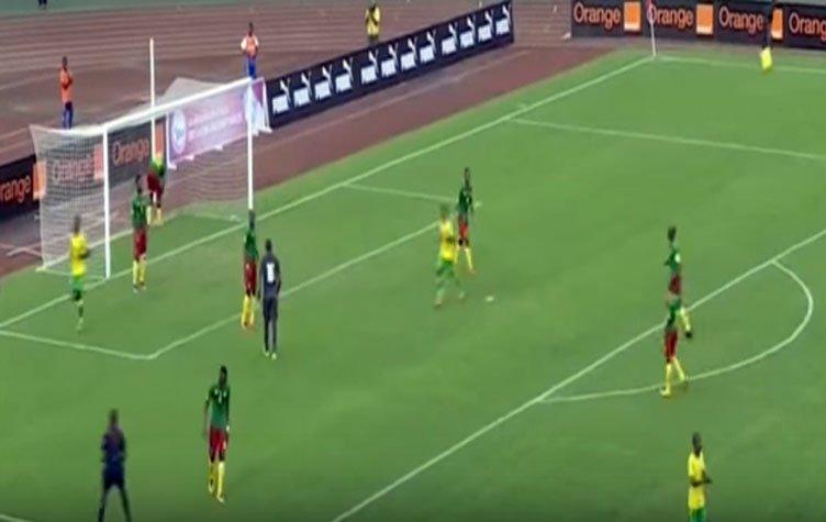 شاهد.. هدف خيالي لجنوب أفريقيا في مرمي الكاميرون في تعادل مثير - فيديو