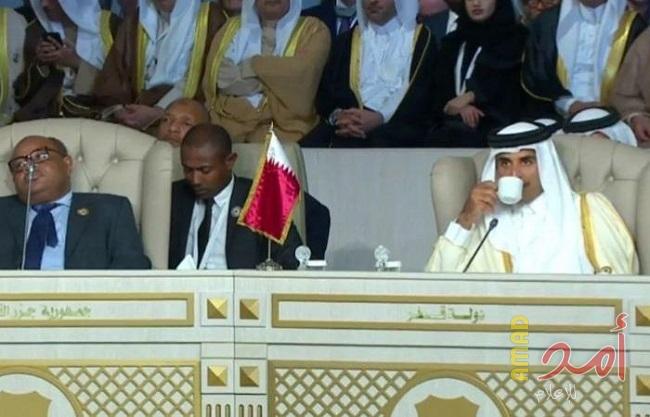 بشكل مفاجئ.. أمير قطر يغادر القمة العربية في تونس قبل إلقاء كلمته