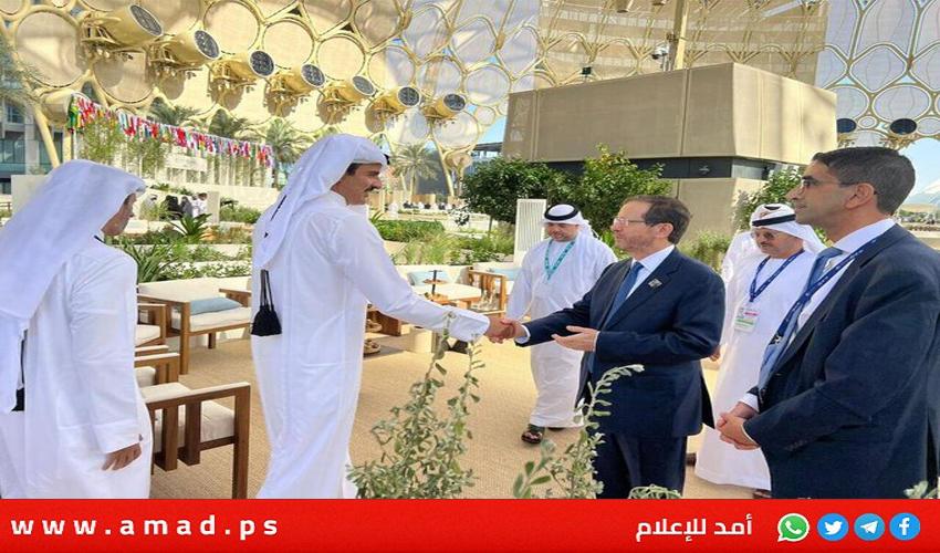 جدل كبير بشأن مشهد مصافحة أمير قطر والرئيس الإسرائيلي
