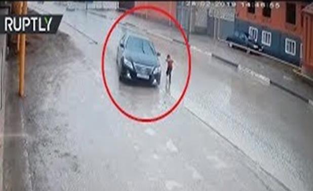 بالفيديو .. معجزة تنقذ طفلا من الموت