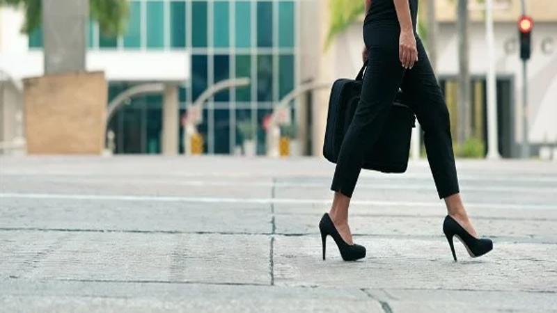 للسيدات.. تعرفي على اتيكيت المشية الصحيحة