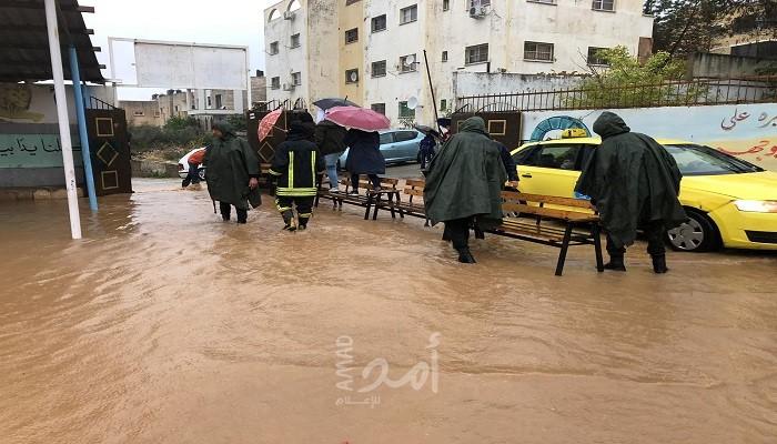 صور - إخلاء مدرسة غمرتها مياه الأمطار في طولكرم