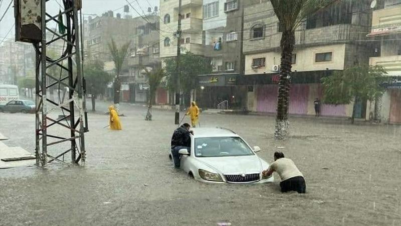 جيش الاحتلال يفتح عبارات تصريف مياه الأمطار وسط قطاع غزة وغرق عدد من المنازل.. فيديو