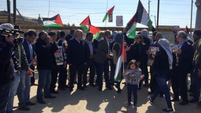 محدث - اصابات واعتقال 3 مواطنين بينهم صحفي أمام سجن "عوفر"