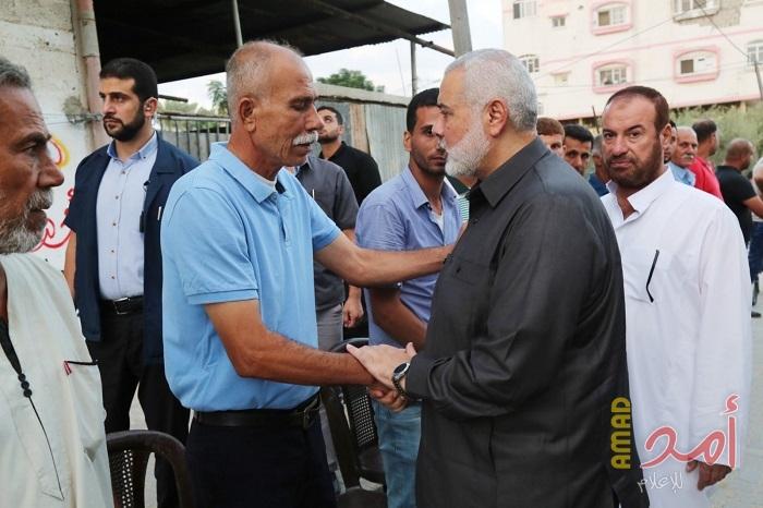 رد على اشاعات الاختباء.. بالصور.. هنية يؤدي واجب العزاء لعوائل الشهداء "شلاش والزعانين"