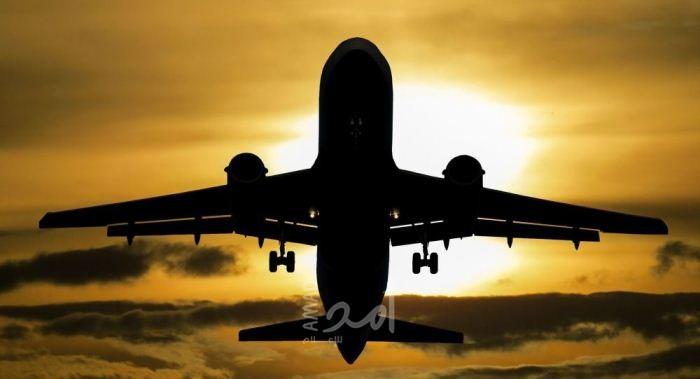 أم وابنتها تعتديان على طيار لمنع إدخالهما عربة أطفال على متن الطائرة