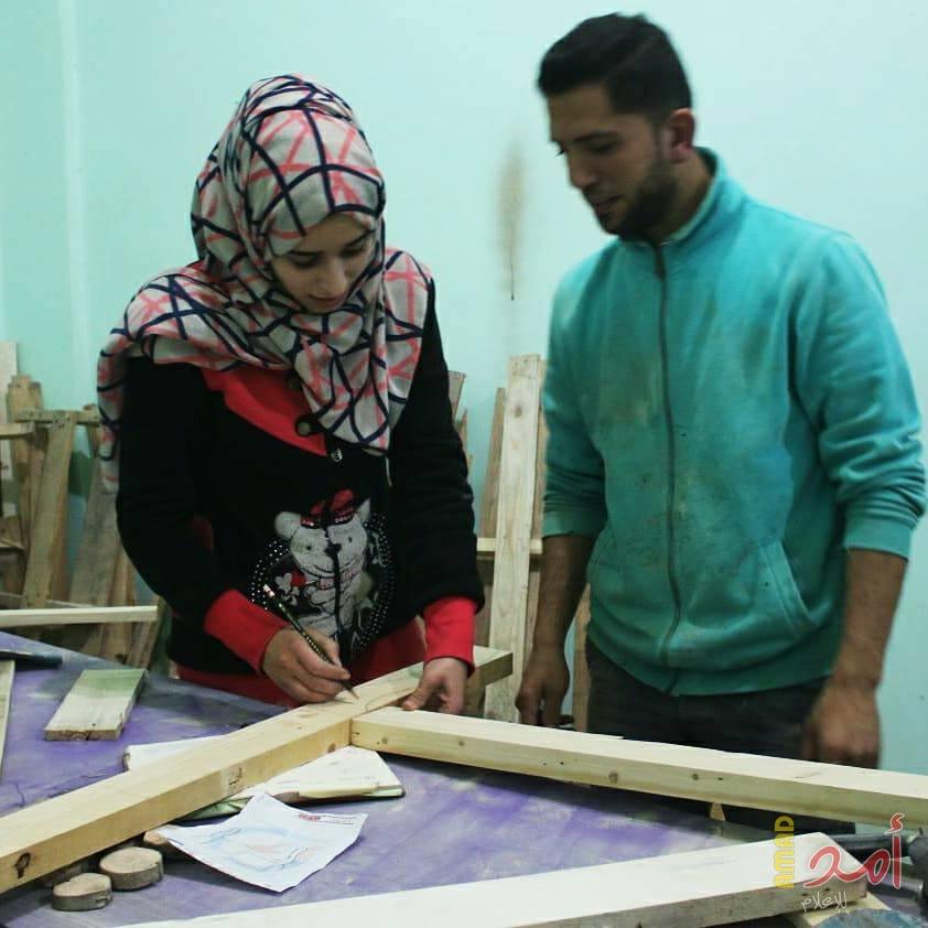 المهندسة "آية" كسرت قاعدة "المهن الذكورية" عملت بالنجارة وفتحت مشروعها الخاص (صور)
