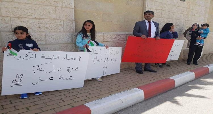 د. عماد الدين المصري خلال وقفة احتاجية له تضامنا مع غزة
