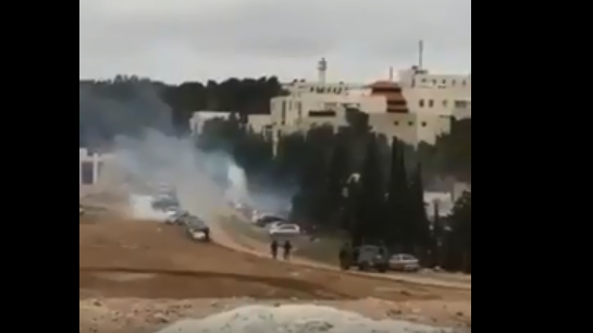 بالفيديو.. قوات الاحتلال تطلق قنابل الغاز داخل جامعة "القدس" في أبو ديس