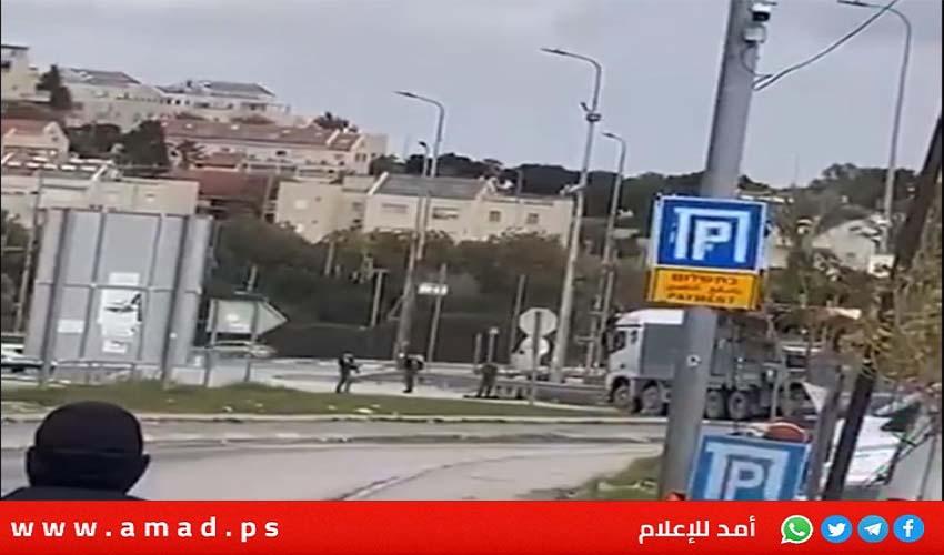 إصابة طفل بجروح حرجة وشاب برصاص جيش الاحتلال شمال غرب القدس