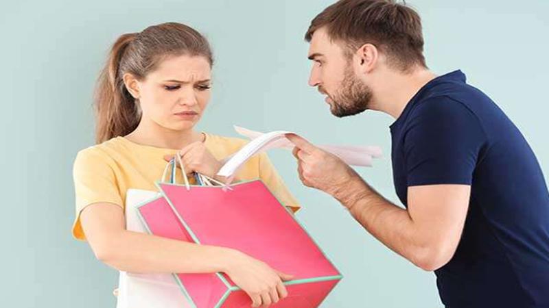 5 علامات تدل أن خطيبك بخيل
