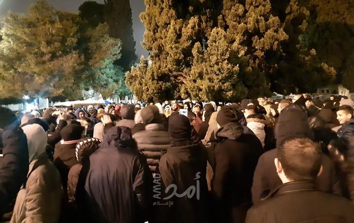هتفوا نصرة للقدس.. الآلاف يؤدون صلاة "الفجر" في ساحات المسجد الأقصى- فيديو وصور