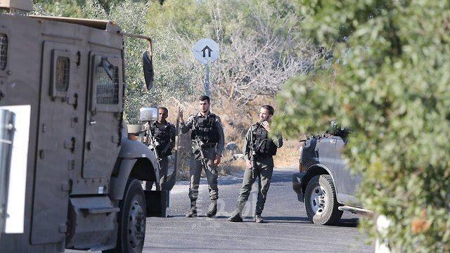 قناة عبرية: عمليات البحث عن منفذي عملية الطعن في "غوش عتصيون" مستمرة